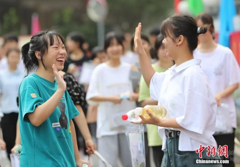 一非法移民船在西班牙加那利群岛倾覆致9死数十人失踪